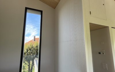 Panneaux acoustiques à lamelles de bois dans une villa à Chénens