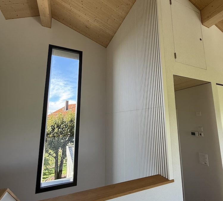 Panneaux acoustiques à lamelles de bois dans une villa à Chénens